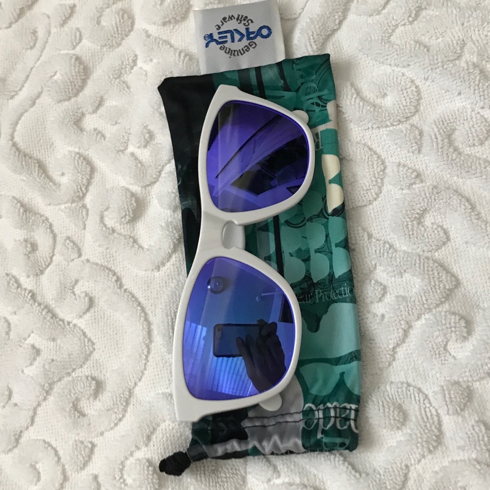 Oakley Frogskins Sunglasses with Soft Case 😎